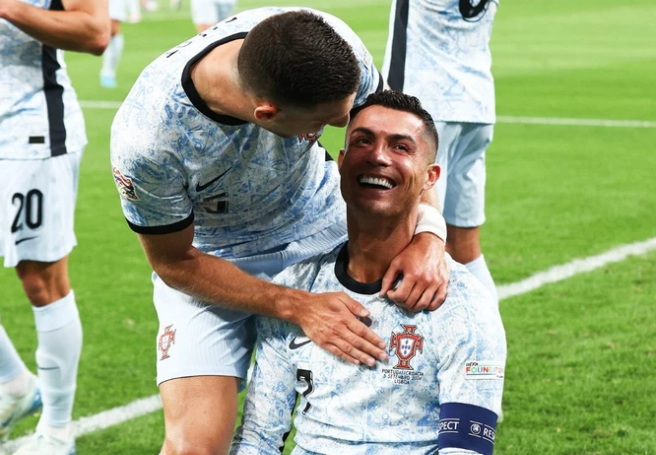 Ronaldo futbol tarixində 900 rəsmi qol vuran ilk futbolçu oldu