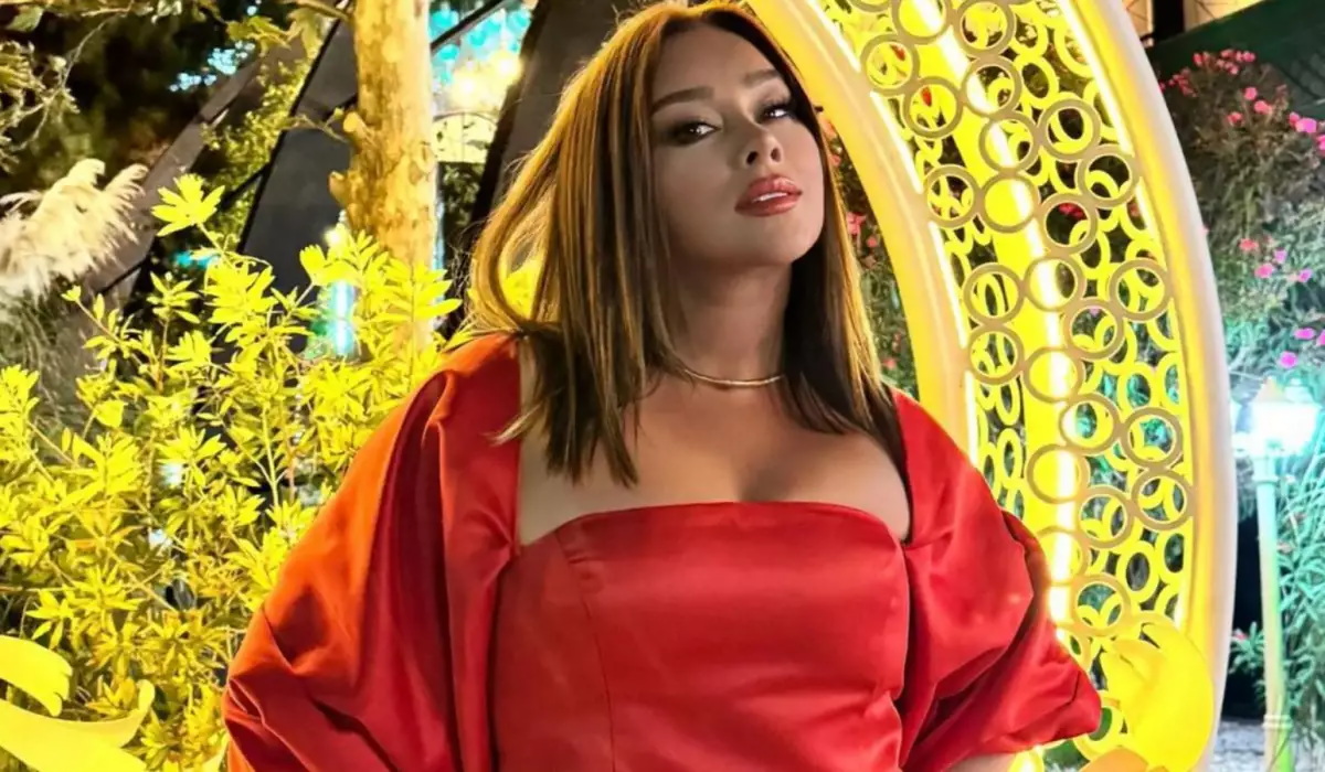 Xatirə qırmızı mini libasda göz qamaşdırdı - FOTO