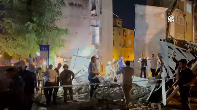 İstanbulda bina uçdu - VİDEO