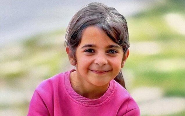 Narinin atası: Qardaşı Enes ilə arxa oturacaqda əyləşmişdilər