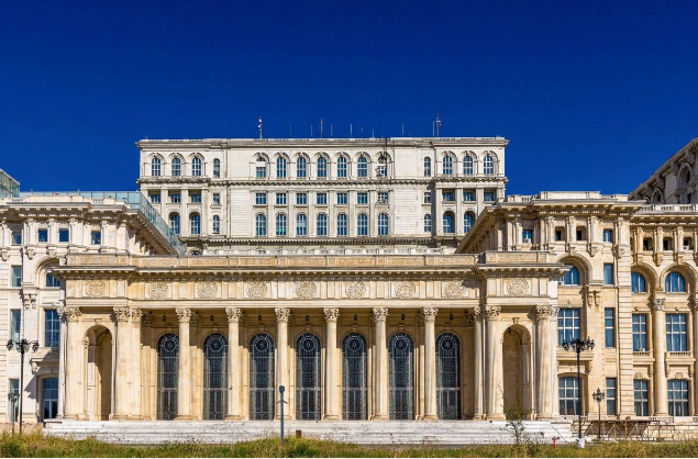 Rumıniyada parlament binası yandırıldı