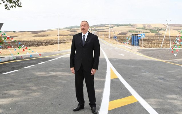 İlham Əliyev Ağdam-Əsgəran-Xocalı-Xankəndi avtomobil yolunda aparılan işlərlə tanış olub