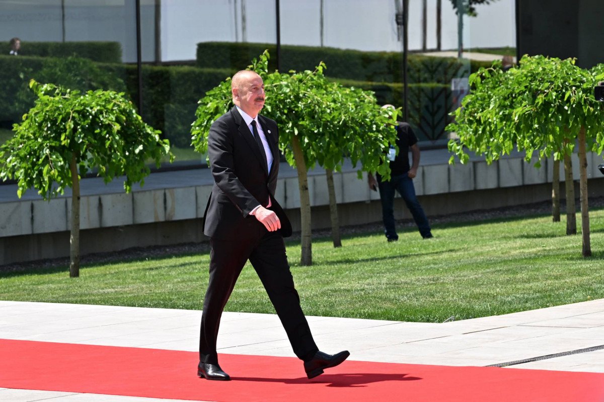 Prezident Xankəndi şəhərinin Zəfər meydanında Konqres Mərkəzinin tikintisi ilə tanış olub