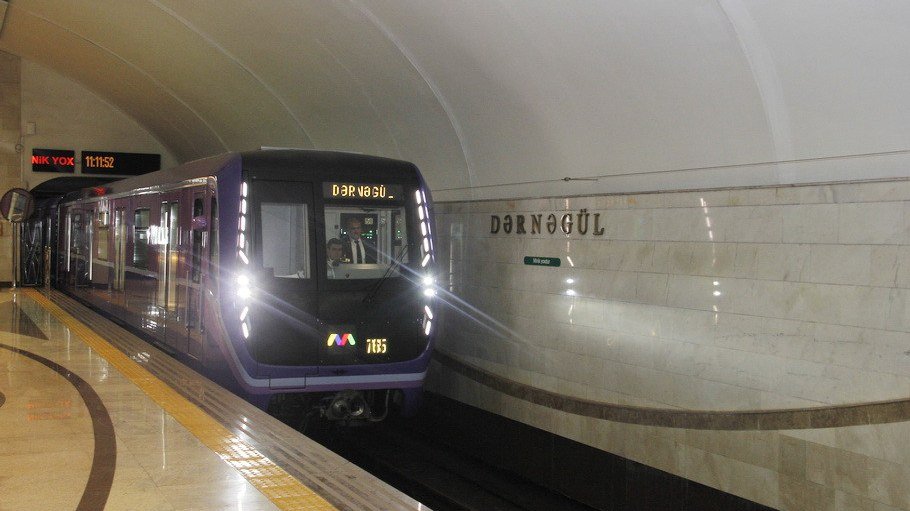 Metroda GƏRGİN ANLAR - Sərnişinlər qatardan düşürüldü
