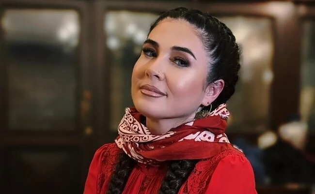 Müğənni Elnarə görün hansı məşhurun bacısı qızı imiş - İLK DƏFƏ