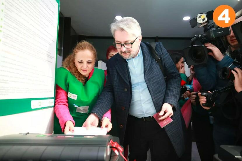 Gürcüstanın müxalifət liderləri nəyə və kimə səs verdiklərini açıqladılar