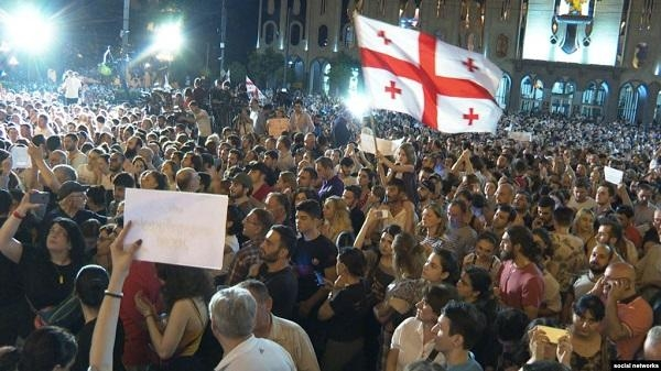 Gürcüstanda SENSASİYA! - Səfirlər də etirazlara qoşuldu