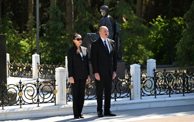 Prezident və birinci xanım Heydər Əliyevin məzarını ziyarət etdi