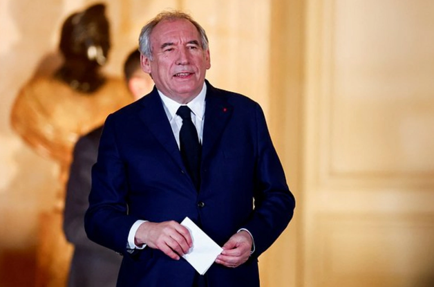 Fransanın yeni baş naziri Makronu hədələdiyini etiraf edib