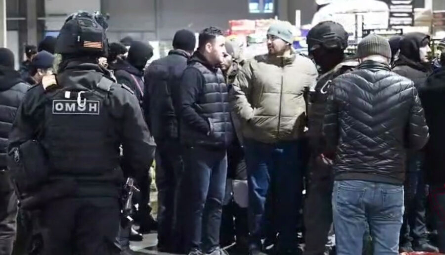 Avtobusa mindirilən min miqrant – şən şəhərdə “oblava”