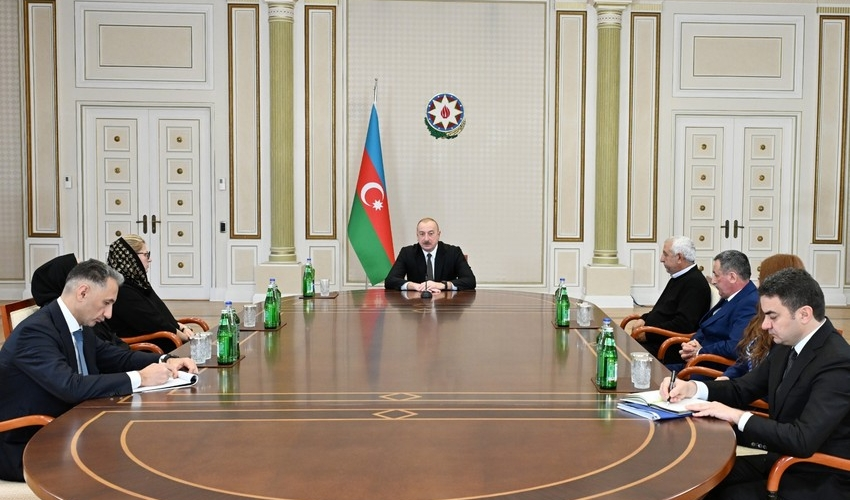 Prezident həlak olan ekipaj heyətinin ailə üzvləri və sağ qalan bələdçilərlə görüşdü FOTO