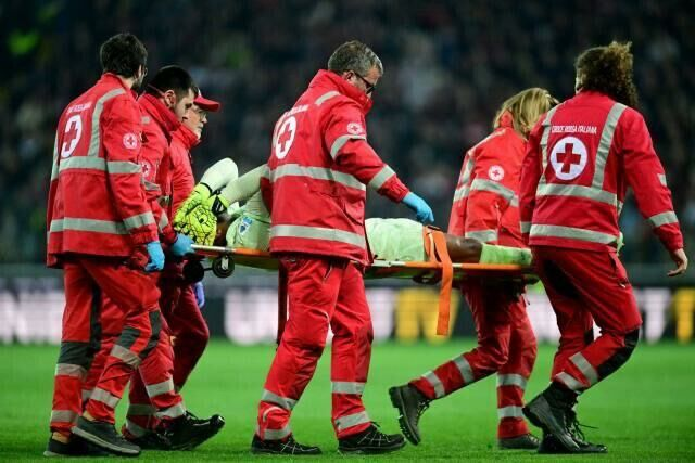 “Milan”ın qapıçısı huşunu itirdi: Xəstəxanaya aparıldı