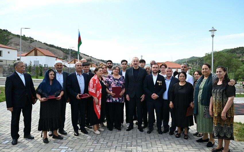 İlham Əliyev Laçının Bəylik kəndində sakinlərlə görüşdü