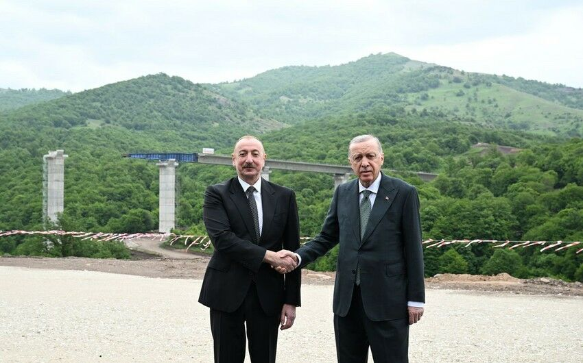 Prezidentlər Kəlbəcər-Laçın avtomobil yolunda görülən işlərlə tanış oldular