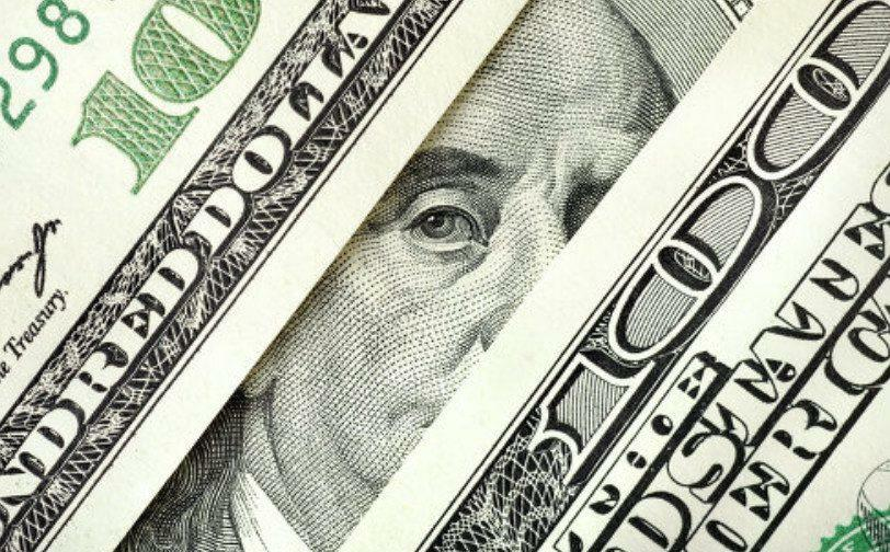 İnsanlar kütləvi şəkildə dollar alırlar: nə baş verir?