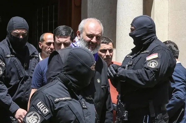 Ermənistan nehrə kimi çalxalanır, Makrondan Bakı ilə bağlı tövsiyə