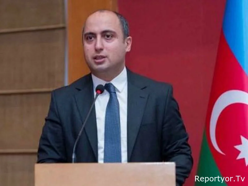 Emin Əmrullayev: "O, mənim üçün müəllim deyil"