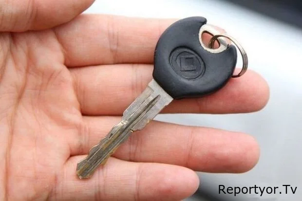 Dava düşdü, maşının açarı futbolçunun alnına ilişdi