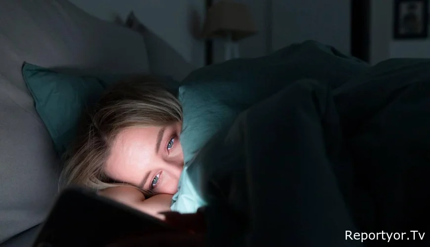 Qaranlıqda telefona baxanlara xəbərdarlıq - Bu hormonun ifrazı zəifləyir