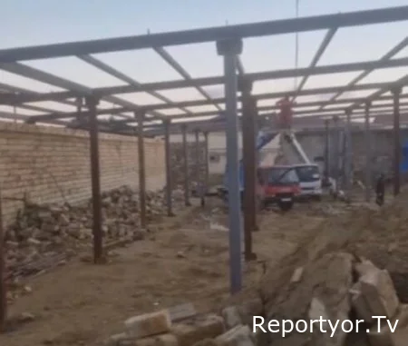 Binəqədi rayonunda yüksək gərginlik xətlərin altında tikilən bu qanunsuz tikintiyə hansı məmur icazə verib?