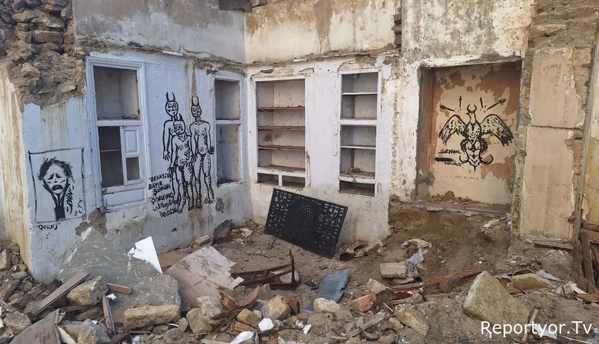 Bakıda evlər söküldü, divarlarında satanist rəsmlər üzə çıxdı