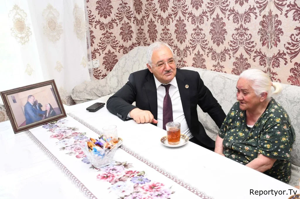 Ağdam Rayon İcra Hakimiyyətinin başçısı Vaqif Həsənov şəhid ailəsini evində ziyarət edib