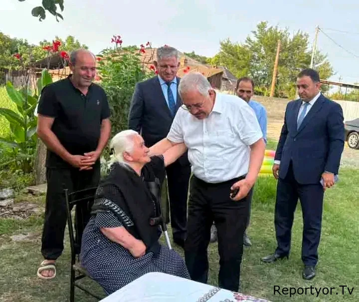 Ağdam Rayon İcra Hakimiyyətinin başçısı Vaqif Həsənov şəhid ailəsinin evində görülmüş işlərlə yerində tanış olub